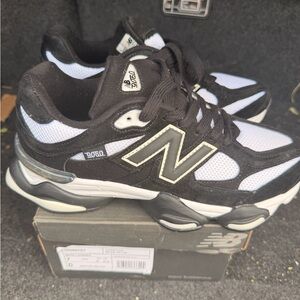 M9060 Black and White Chunky Sneakers 7 men (8.5 women